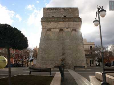 Torre Pelosa, la cinquecentesca torre di avvistamento che domina la piazzetta principale
